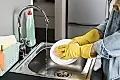 Опасность старых губок для посуды: врач объяснил, как часто их менять