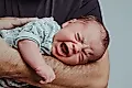 Колики у новорожденных: что это, причины и реальные методы помощи