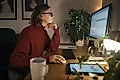 Удаленная работа увеличивает обращения к психологам: исследование Science