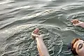 Судороги в воде: советы спасателя, как выжить и не утонуть