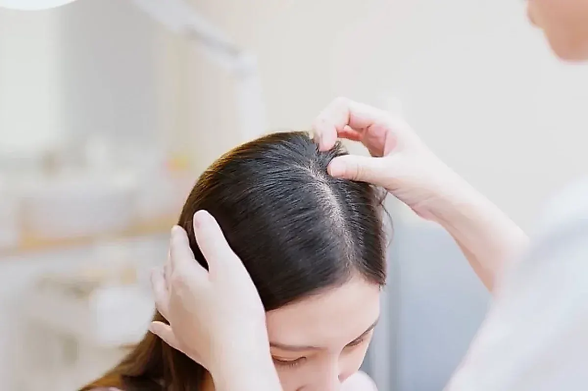 Почему нельзя выдергивать седые волосы: объяснение дерматолога Десмонда Тобина и факты о седине