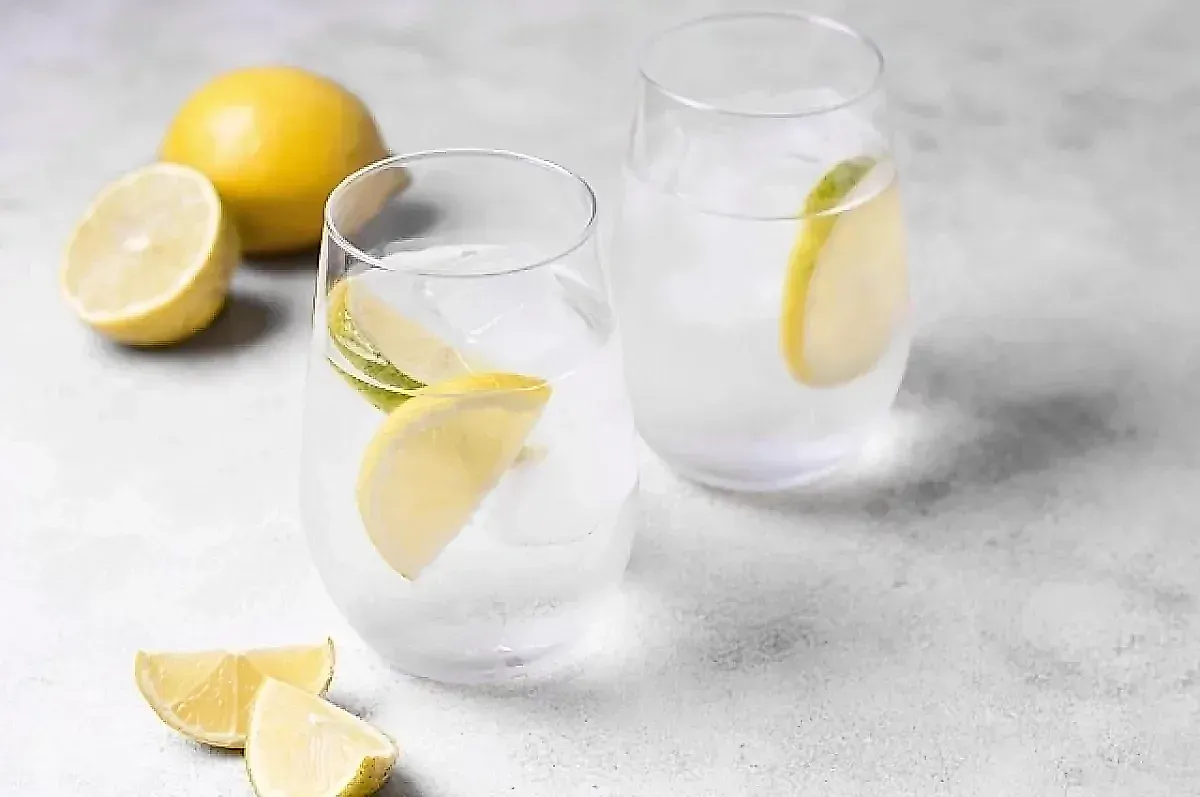 Вода с лимоном утром: научные факты о пользе для организма, пищеварения и кожи