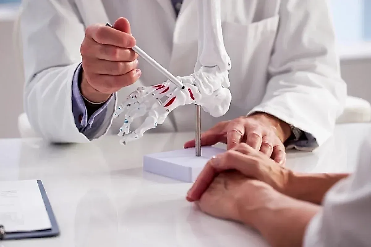 Косточка на ноге (Hallux Valgus): причины, стадии, лечение и профилактика от врачей-ортопедов