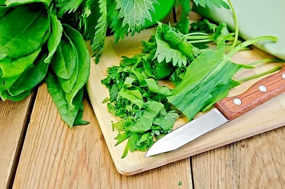 Весенний рацион: 5 советов врача Павловой, как правильно вводить зелень без вздутия и дискомфорта