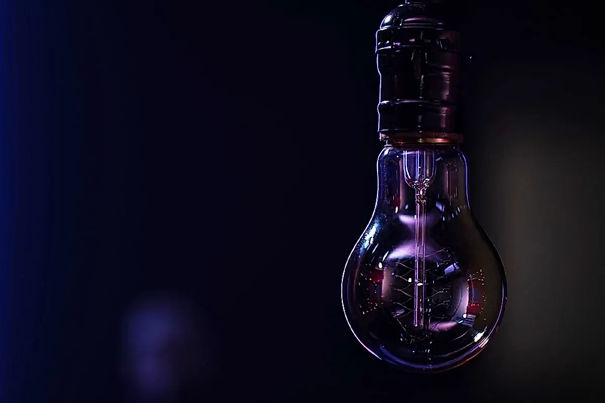 Как свет влияет на тревожность: советы психолога и светотехника для душевного равновесия