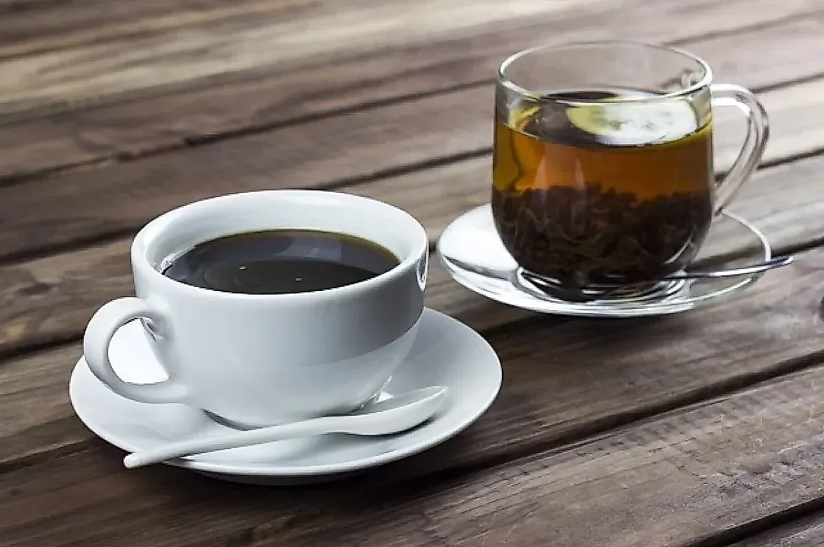 Почему нельзя запивать лекарства чаем и другими напитками: объяснение хирурга Умнова