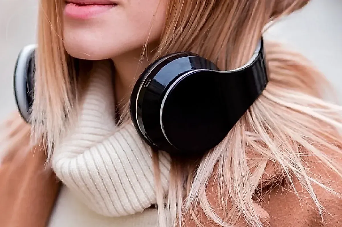 Врач Юлия Левина предупреждает: громкая музыка в наушниках опасна для слуха