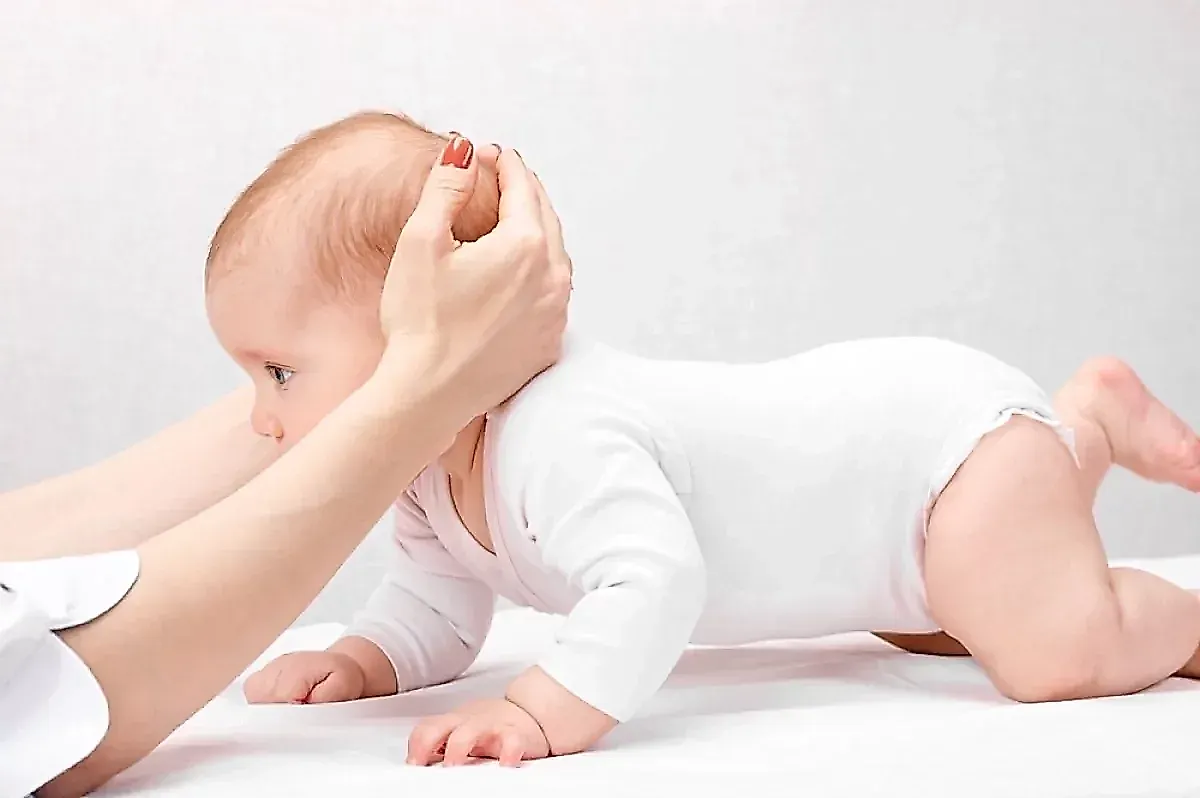 Кривошея у детей: причины, симптомы и лечение. Советы эксперта Ирины Санакоевой