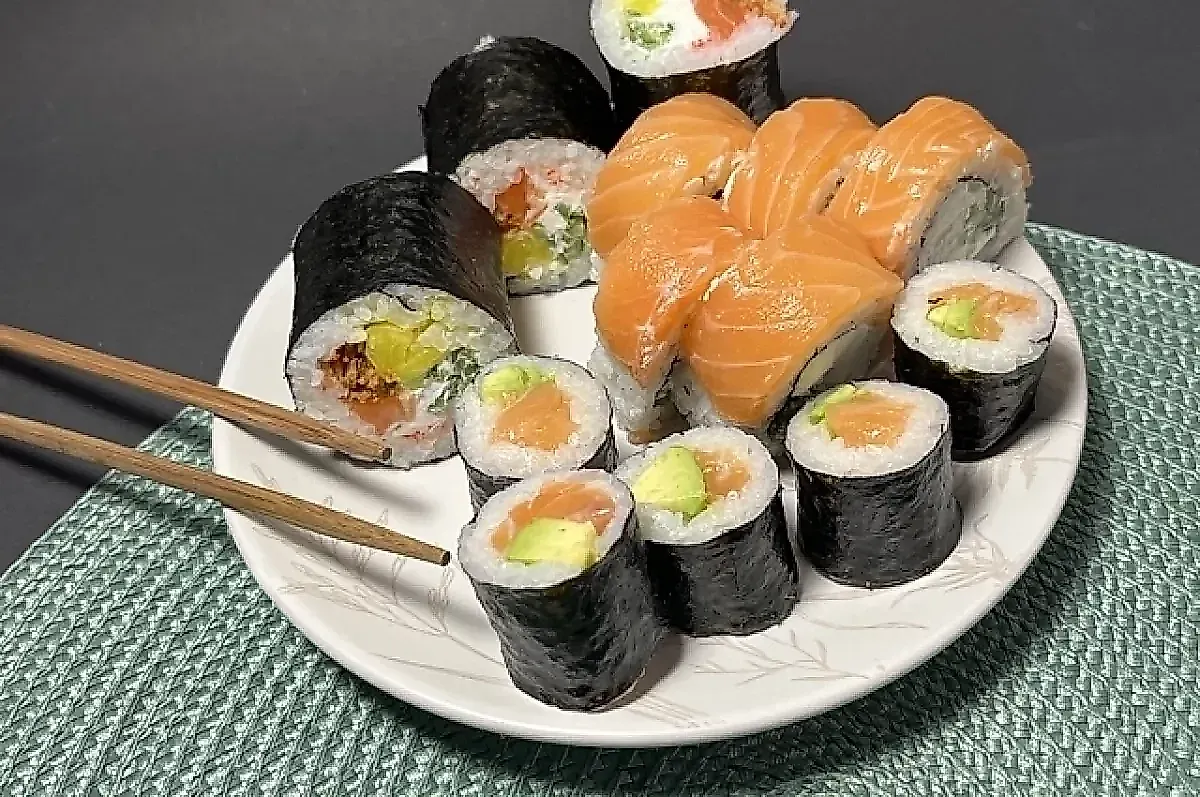 Диетолог Русакова о суши и роллах: безопасная порция, риски и рекомендации для здоровья