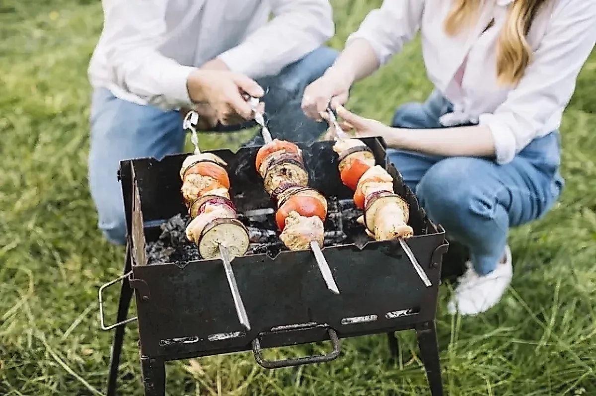 Гастроэнтеролог назвала безопасную альтернативу соусам для шашлыка и норму порции