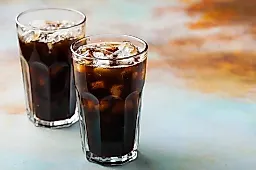 Холодный кофе в жару: мнение врачей о пользе и отличиях от горячего