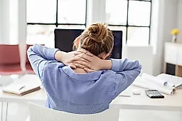 Гимнастика с полотенцем от боли в шее: простые упражнения для офисных работников