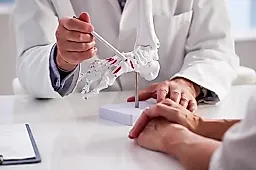 Косточка на ноге (Hallux Valgus): причины, стадии, лечение и профилактика от врачей-ортопедов