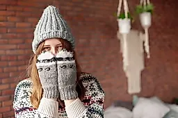 Весенняя шапка: почему ранний отказ опасен для здоровья ушей и горла