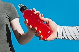 Три напитка, которые лучше воды помогают пережить жару