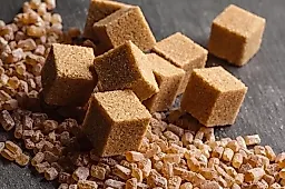 Тростниковый сахар против белого: врач-эндокринолог развенчивает мифы о пользе