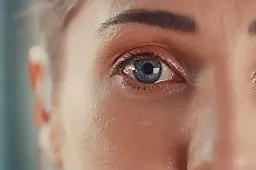 Как яркий экран в темноте вредит зрению и психике: советы офтальмолога и психолога