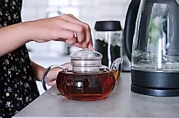 Крепкий чай перед сном: диетолог Кованова объяснила, за сколько часов пить, чтобы не нарушить сон