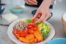 Весенний авитаминоз: диетолог Антон Поляков объясняет, почему только еды недостаточно и как действовать комплексно