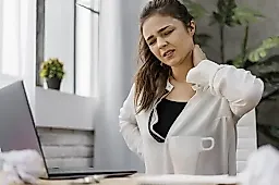 Как сохранить здоровье спины в офисе: советы ортопеда Родриго Гоэса