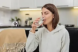 Водный баланс: сколько воды нужно пить в день, признаки обезвоживания и риски для здоровья