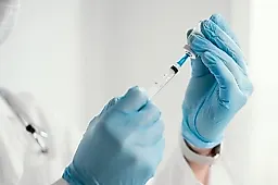 Российская вакцина от рака и ОМС: когда ждать включения? Мнение онколога Владислава Евсеева