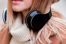 Врач Юлия Левина предупреждает: громкая музыка в наушниках опасна для слуха