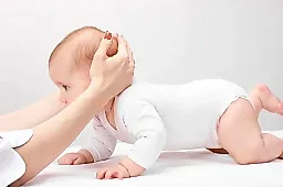 Кривошея у детей: причины, симптомы и лечение. Советы эксперта Ирины Санакоевой