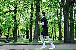 Боль в колене после бега: когда это норма, а когда пора к врачу? Объяснение специалиста