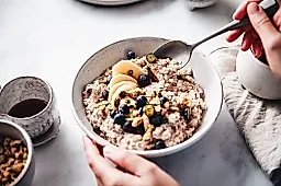 Ранний завтрак и ночной перерыв в еде: как время приема пищи влияет на вес и здоровье