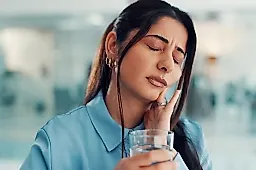 5 привычек, разрушающих зубы быстрее сладкого: советы стоматолога