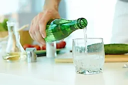 Почему нельзя запивать таблетки газировкой: объяснение врача