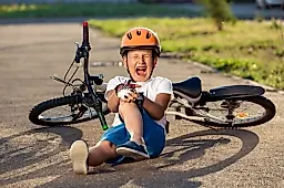 Холодец не спасет: травматолог о скрытых переломах и хрупких костях у детей