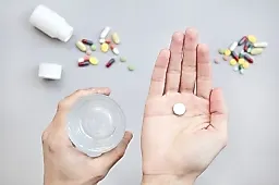 Опасность полипрагмазии: почему прием четырех и более лекарств может навредить