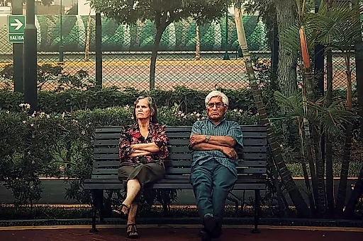 Как негативные мысли о старости ускоряют старение