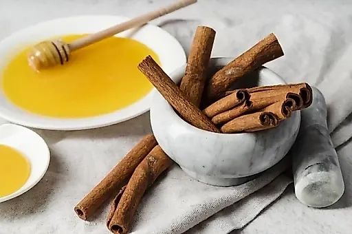 Мёд и корица для сна: как натуральные продукты помогают при легкой бессоннице по мнению диетолога