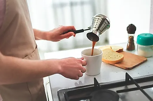 Три вредные привычки перед сном, которые вредят сердцу: советы кардиолога