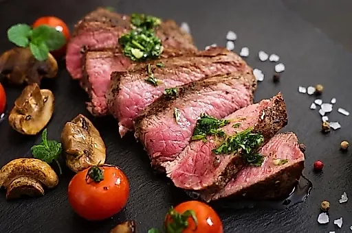 Красное мясо в рационе: польза и риски для здоровья, как правильно употреблять