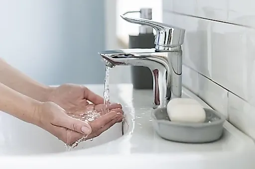Температура воды для мытья рук: почему горячая и холодная вода вредят здоровью кожи и сосудов