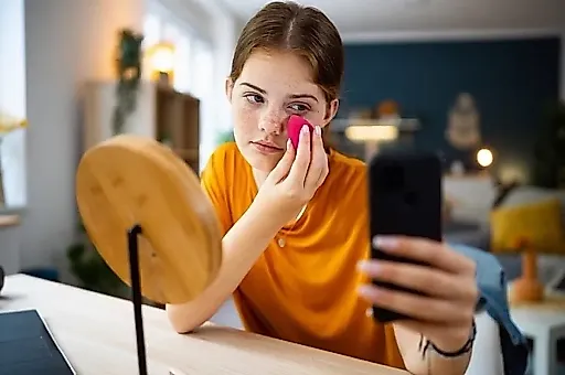 Привыкает ли кожа к косметике? Мнение косметологов о мифах и уходе за шеей
